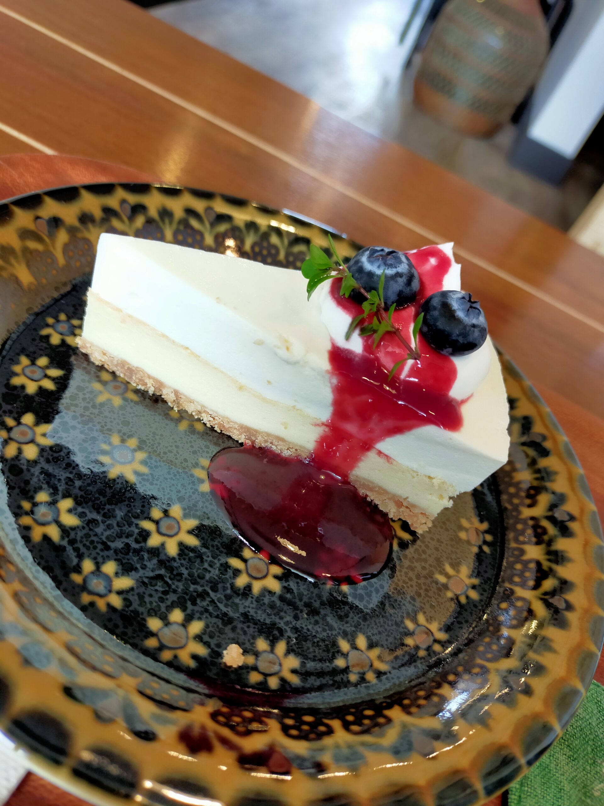 ブルベリーソースのレアチーズケーキ_青森県弘前市_つばめ喫茶室